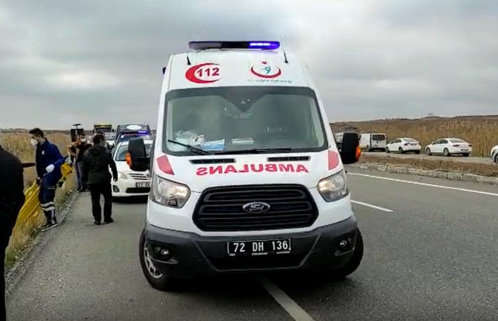 Diyarbakır'da hafif ticari araç şarampole yuvarlandı: Anne öldü, eşi ve 2 çocuğu yaralandı