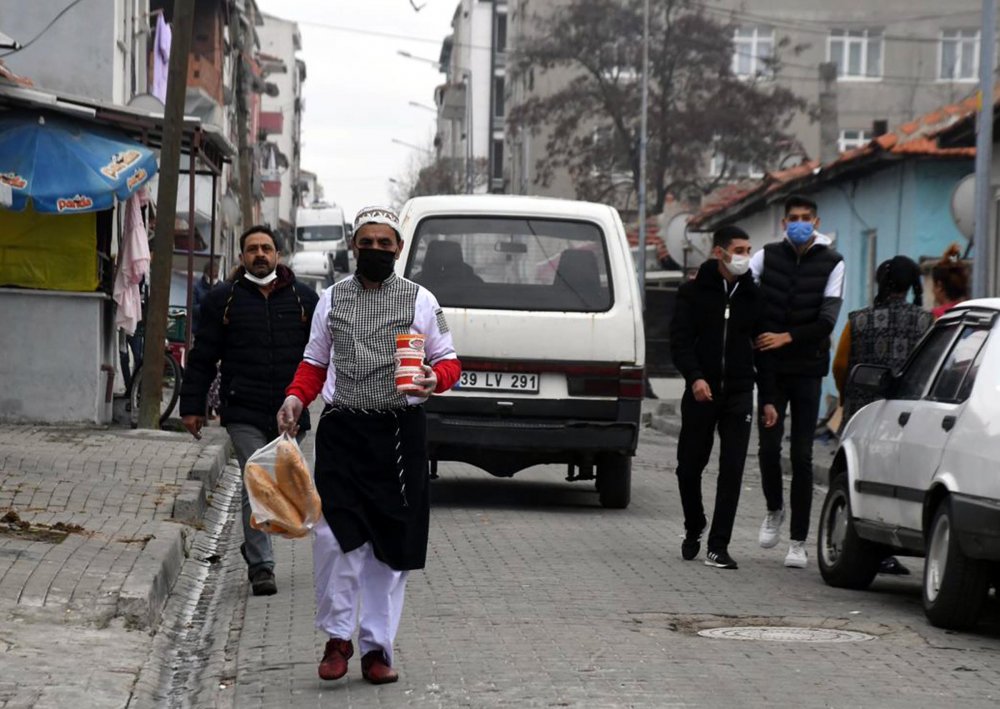 Düzenledikleri kampanyayla karantinadakilere yemek dağıtıyorlar