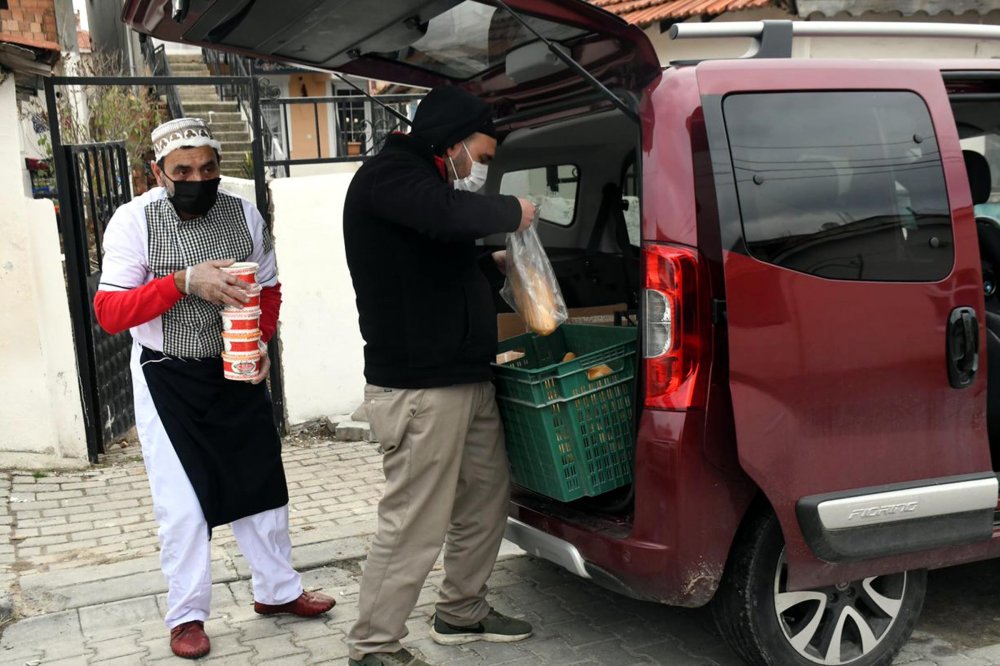 Düzenledikleri kampanyayla karantinadakilere yemek dağıtıyorlar
