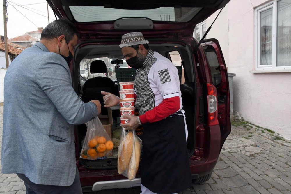 Düzenledikleri kampanyayla karantinadakilere yemek dağıtıyorlar