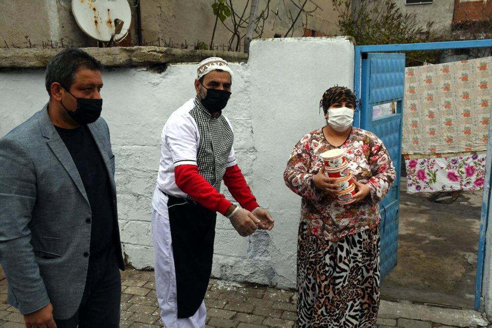 Düzenledikleri kampanyayla karantinadakilere yemek dağıtıyorlar