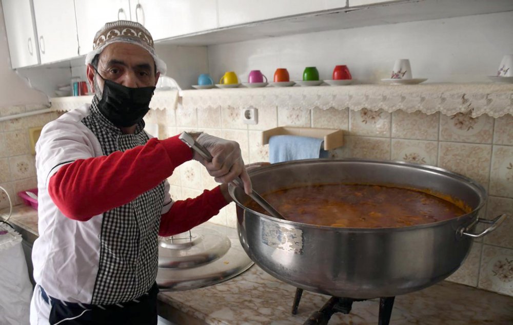 Düzenledikleri kampanyayla karantinadakilere yemek dağıtıyorlar