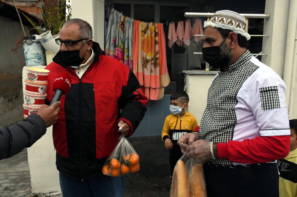 Düzenledikleri kampanyayla karantinadakilere yemek dağıtıyorlar