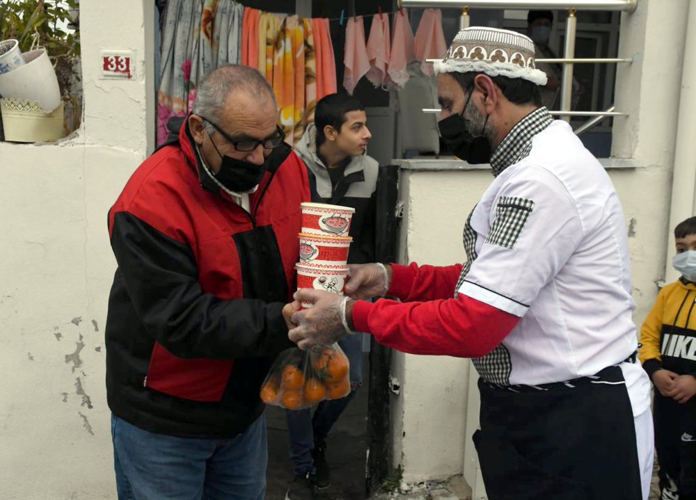 Düzenledikleri kampanyayla karantinadakilere yemek dağıtıyorlar