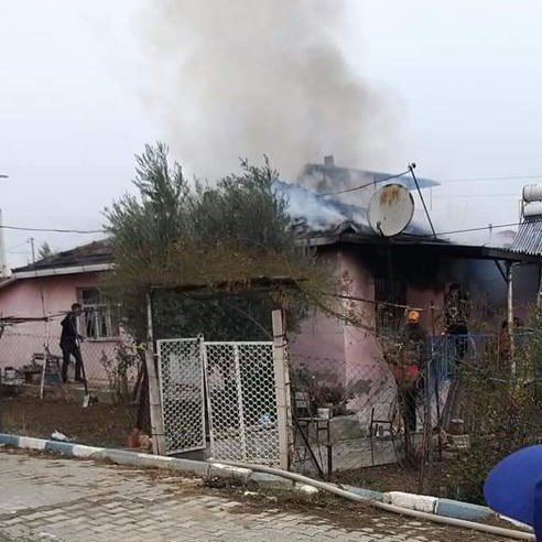 Felçli yaşlı adam, evde çıkan yangında yaşamını yitirdi
