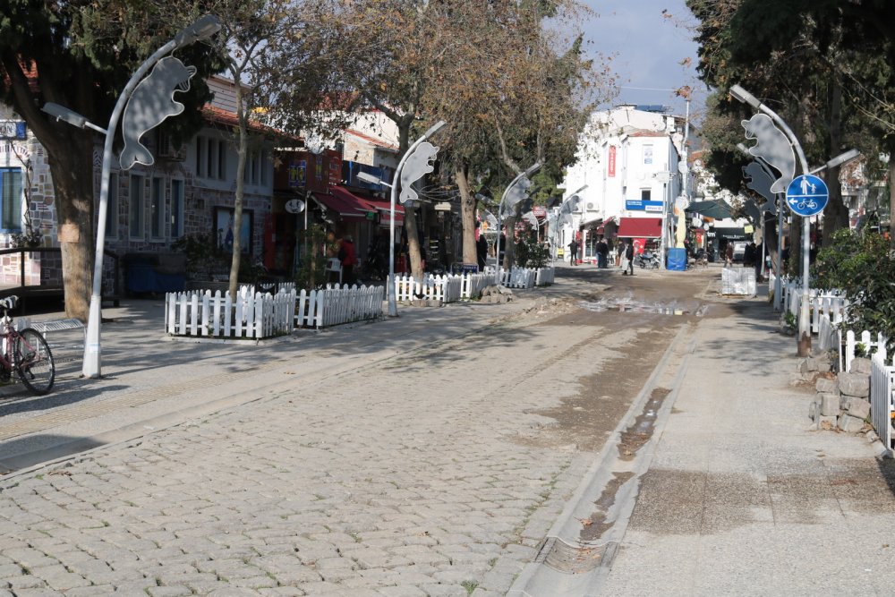 Foça'yı ikiye bölen 'kara taş' için karar verildi