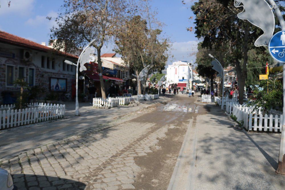Foça'yı ikiye bölen 'kara taş' için karar verildi