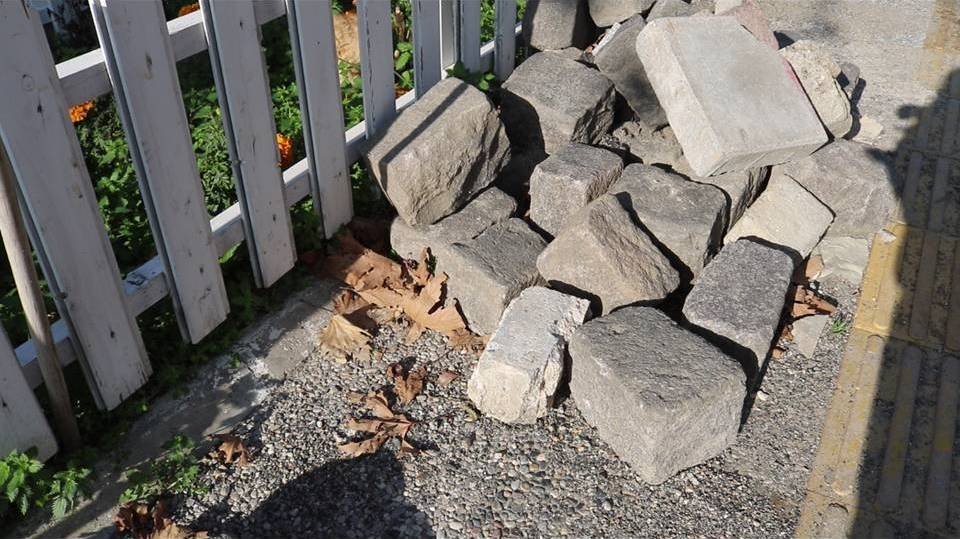 Foça'yı ikiye bölen 'kara taş' için karar verildi