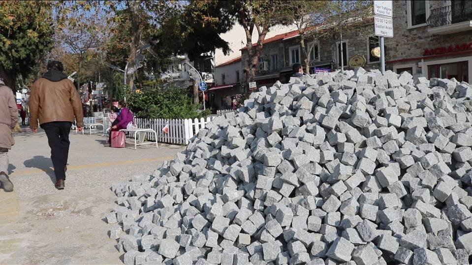 Foça'yı ikiye bölen 'kara taş' için karar verildi