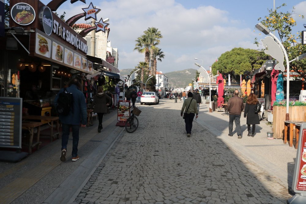 Foça'yı ikiye bölen 'kara taş' için karar verildi