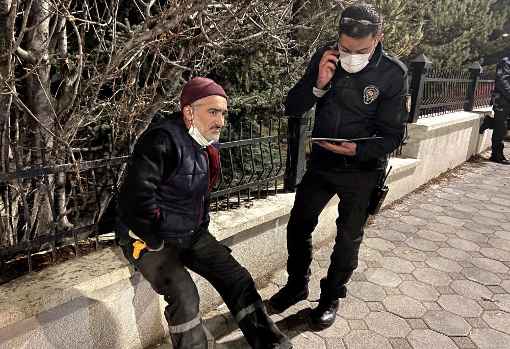 Kağıt yüklü kamyonet seyir halinde yandı