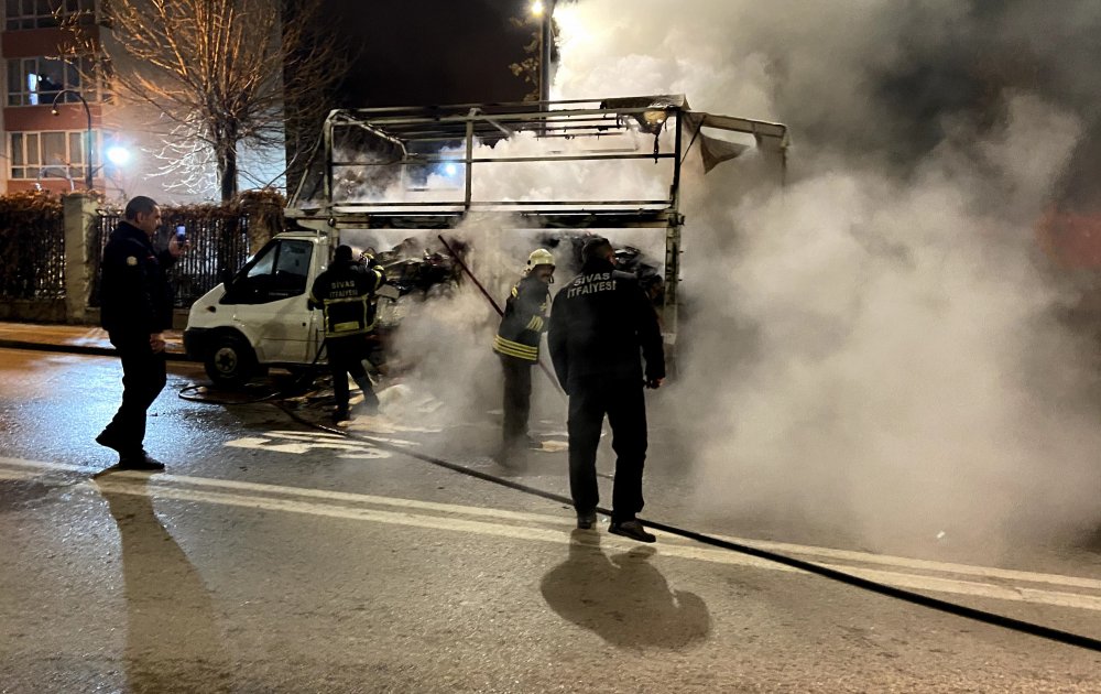 Kağıt yüklü kamyonet seyir halinde yandı