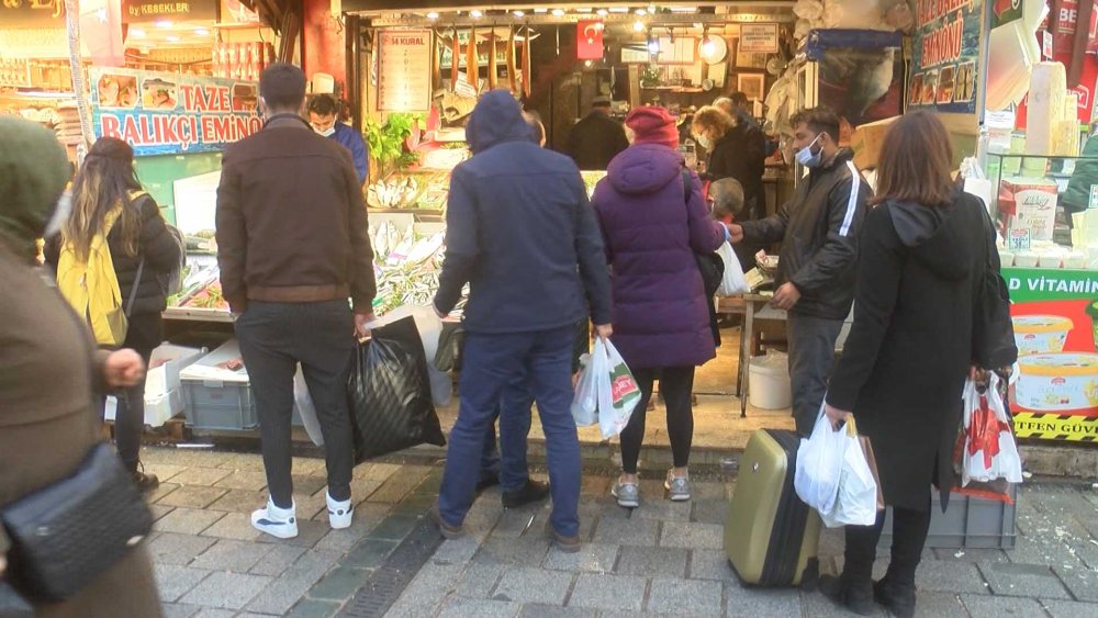 Kısıtlama öncesi Eminönü'nde alışveriş yoğunluğu