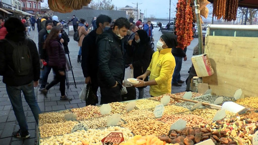 Kısıtlama öncesi Eminönü'nde alışveriş yoğunluğu