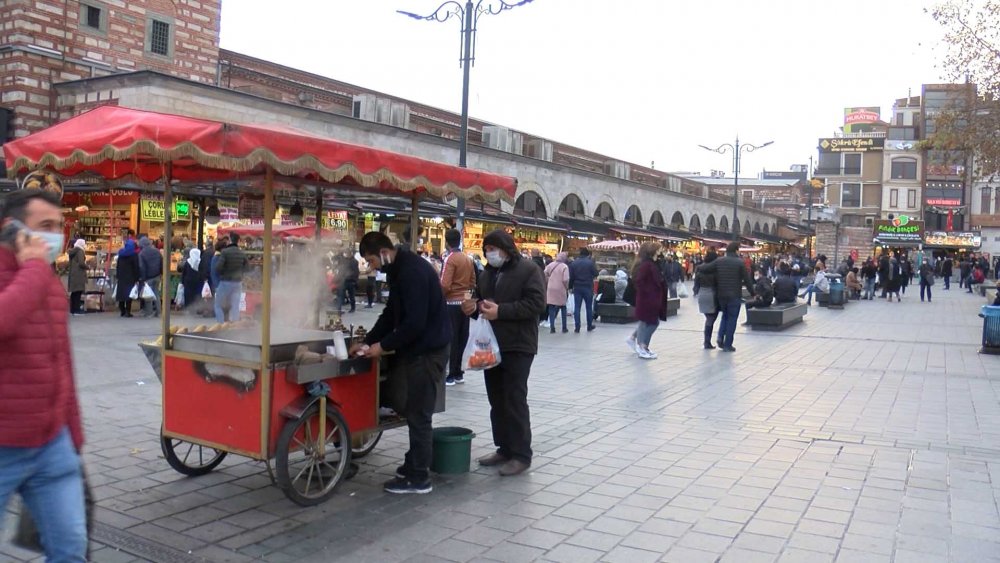 Kısıtlama öncesi Eminönü'nde alışveriş yoğunluğu