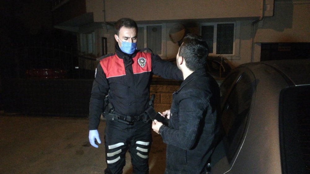 Kısıtlamada polisten kaçtı, diyaloglar gülümsetti