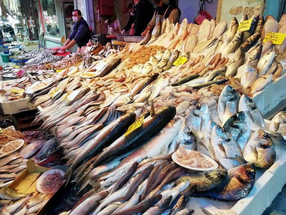 Kısıtlamadan muaf tutulan balıkçılar müşterilerini bekliyor