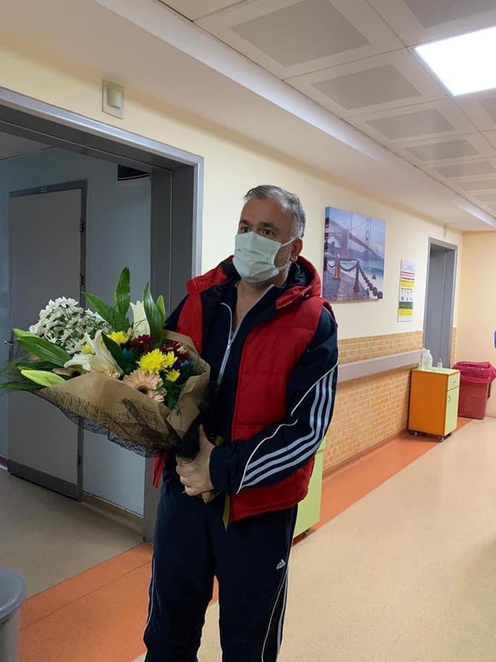 Koronavirüsü yenen doktor alkışlarla taburcu oldu 