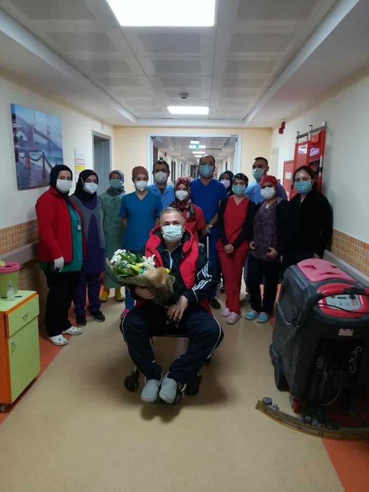 Koronavirüsü yenen doktor alkışlarla taburcu oldu 