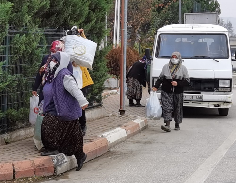 Korsan servis aracı trafikten menedildi, mevsimlik işçiler yürüyerek gitti