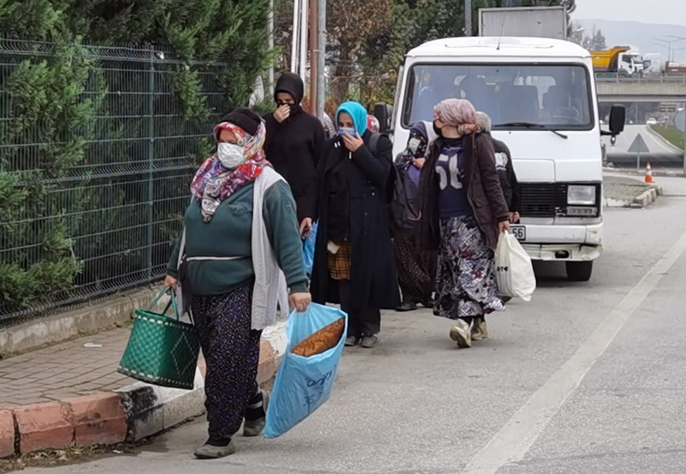 Korsan servis aracı trafikten menedildi, mevsimlik işçiler yürüyerek gitti
