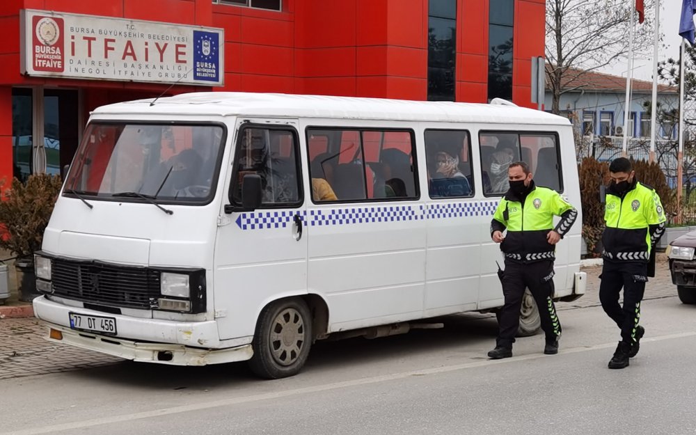 Korsan servis aracı trafikten menedildi, mevsimlik işçiler yürüyerek gitti