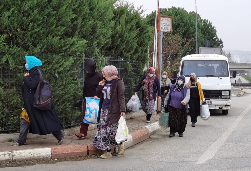 Korsan servis aracı trafikten menedildi, mevsimlik işçiler yürüyerek gitti