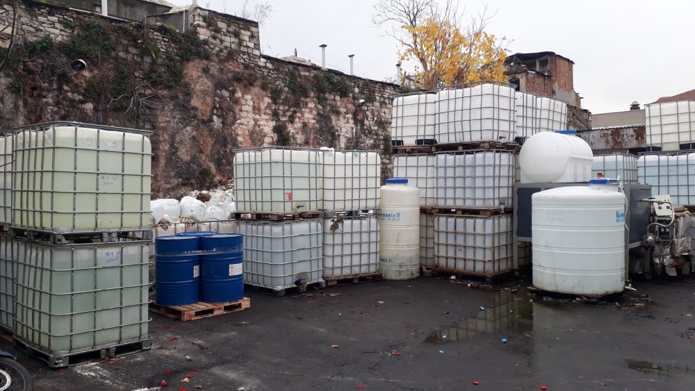 Operasyonlarda ele geçirilen 6 ton sahte içki sergilendi