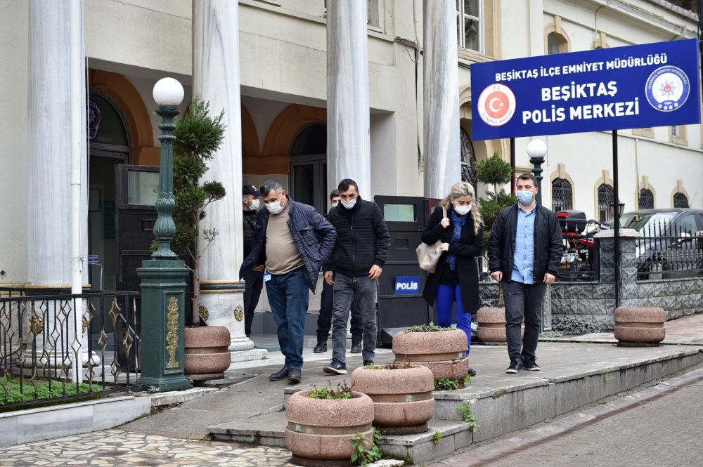 Temizlik işçisi yolda bulduğu 270 bin doları polise teslim etti