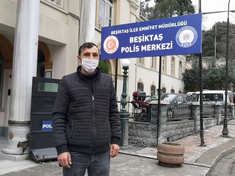 Temizlik işçisi yolda bulduğu 270 bin doları polise teslim etti
