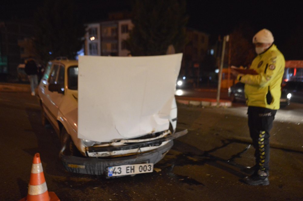 TIR, 2 otomobile çarptı
