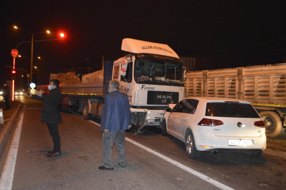 TIR, 2 otomobile çarptı