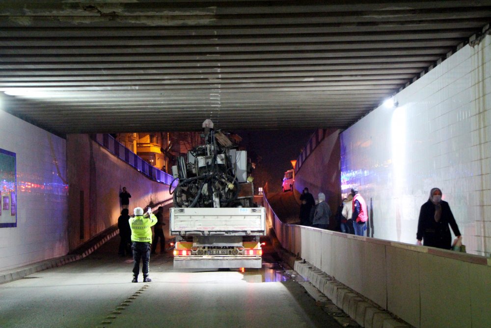 Vinç yüklü TIR, alt geçitte sıkıştı
