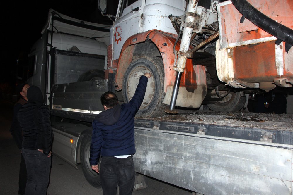 Vinç yüklü TIR, alt geçitte sıkıştı