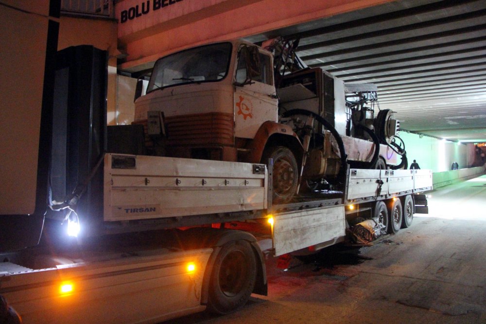 Vinç yüklü TIR, alt geçitte sıkıştı