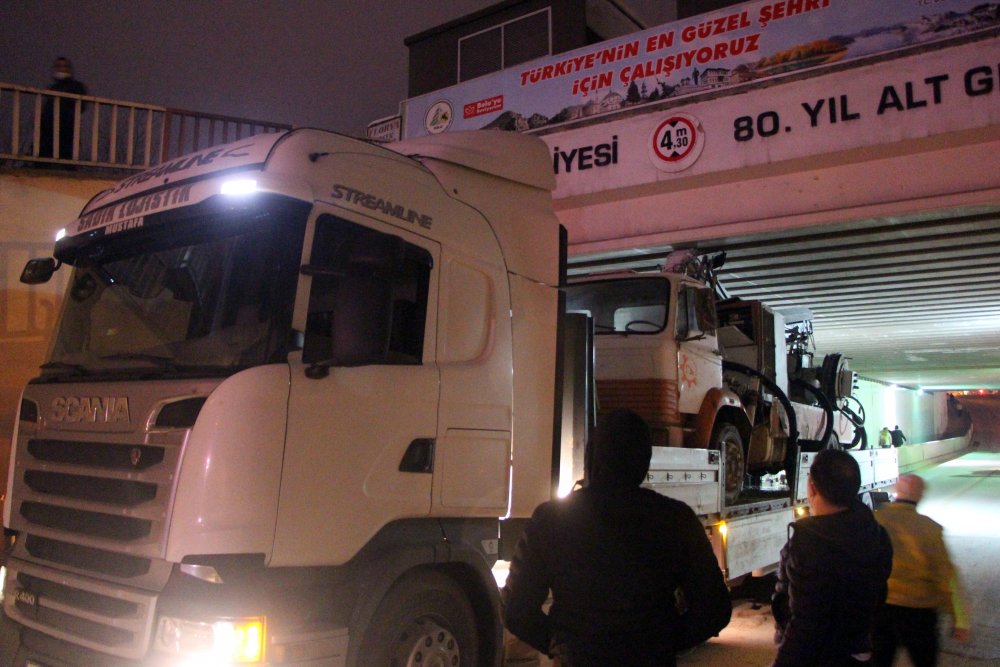 Vinç yüklü TIR, alt geçitte sıkıştı