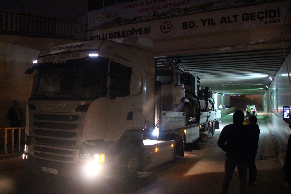 Vinç yüklü TIR, alt geçitte sıkıştı