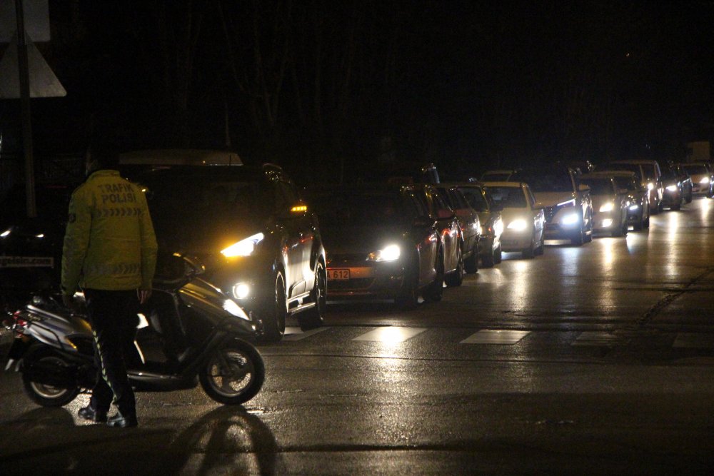 Vinç yüklü TIR, alt geçitte sıkıştı