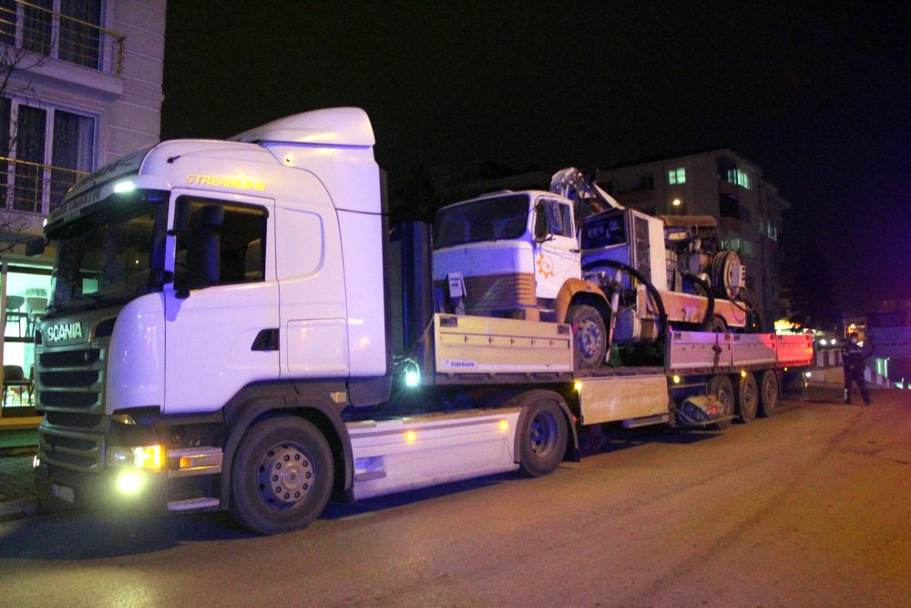 Vinç yüklü TIR, alt geçitte sıkıştı