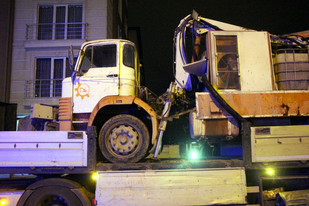 Vinç yüklü TIR, alt geçitte sıkıştı