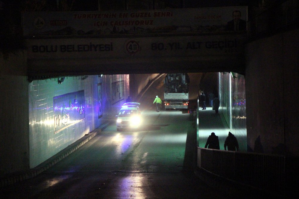 Vinç yüklü TIR, alt geçitte sıkıştı