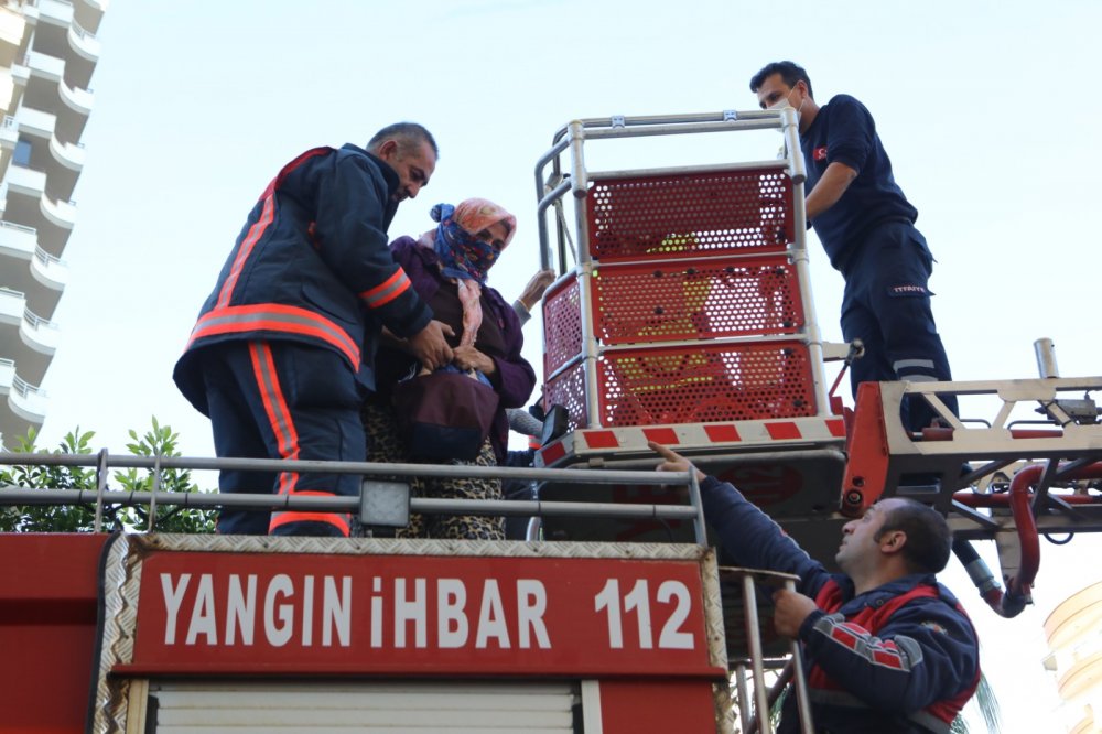 Yangında mahsur kalan 4 kişi itfaiye merdiveni ile kurtarıldı; çocukları için eve girdi