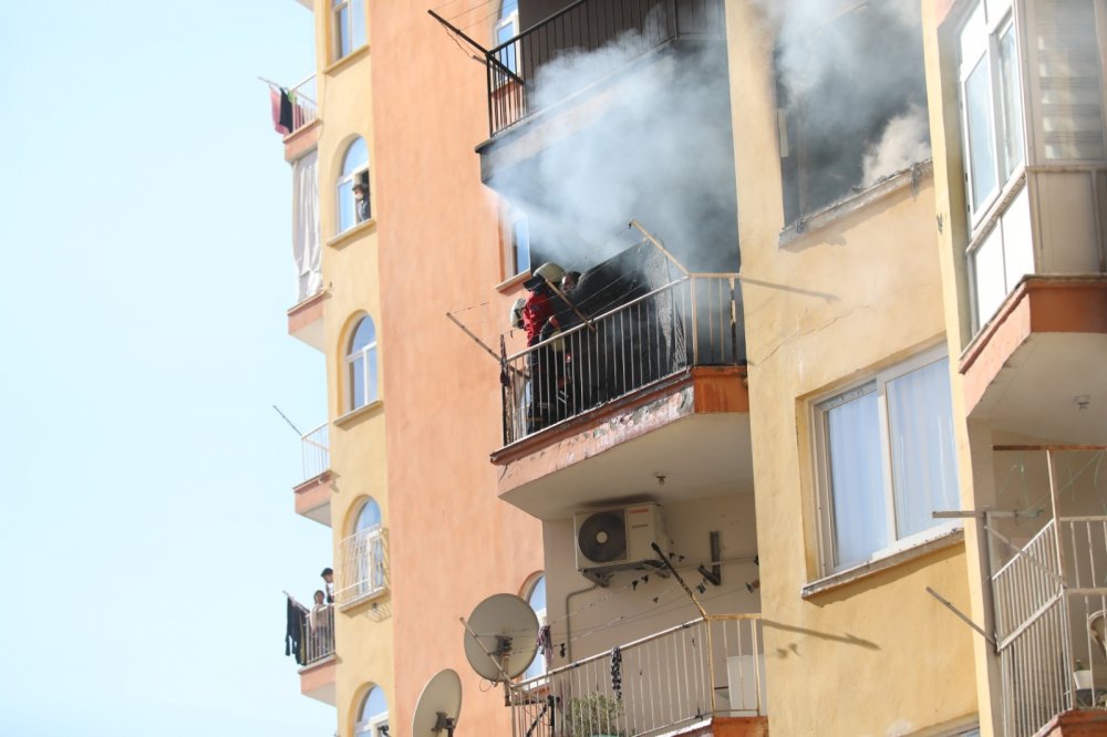 Yangında mahsur kalan 4 kişi itfaiye merdiveni ile kurtarıldı; çocukları için eve girdi