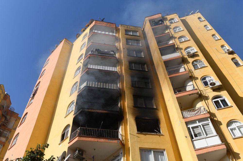 Yangında mahsur kalan 4 kişi itfaiye merdiveni ile kurtarıldı; çocukları için eve girdi