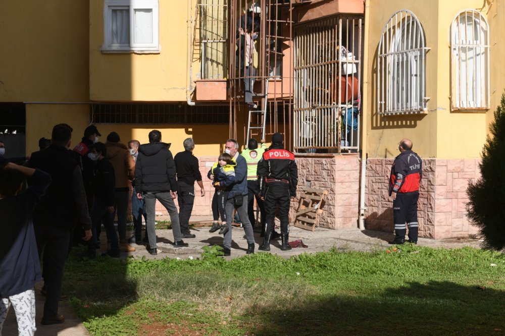 Yangında mahsur kalan 4 kişi itfaiye merdiveni ile kurtarıldı; çocukları için eve girdi