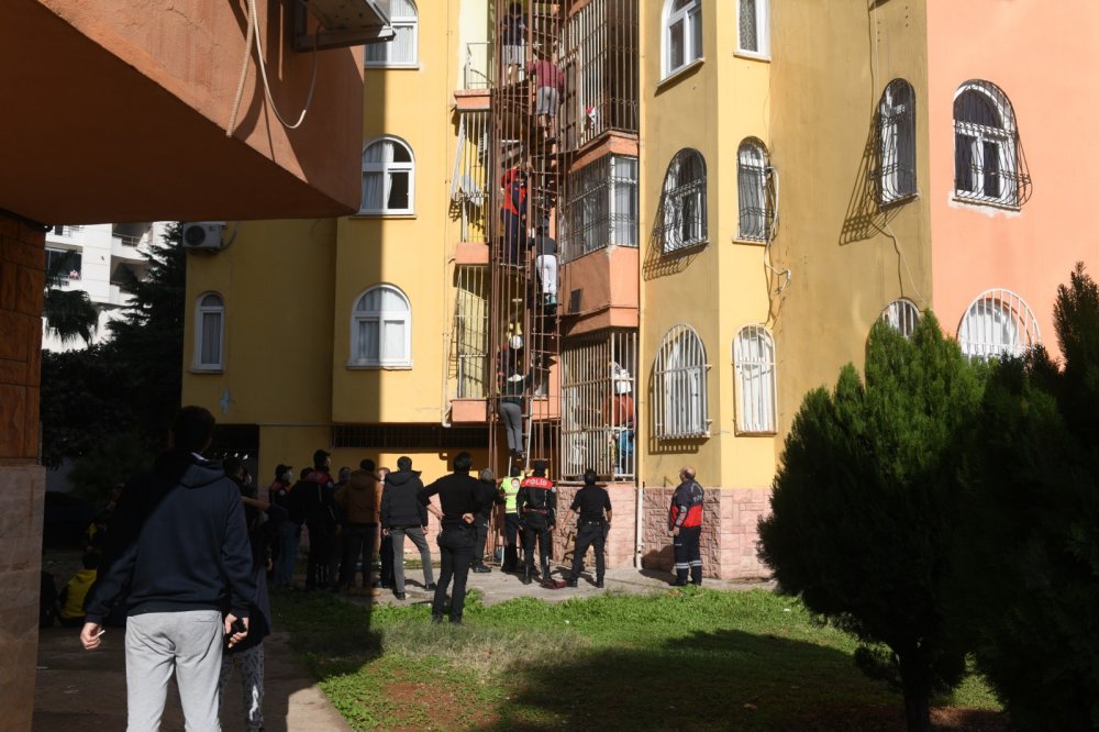 Yangında mahsur kalan 4 kişi itfaiye merdiveni ile kurtarıldı; çocukları için eve girdi