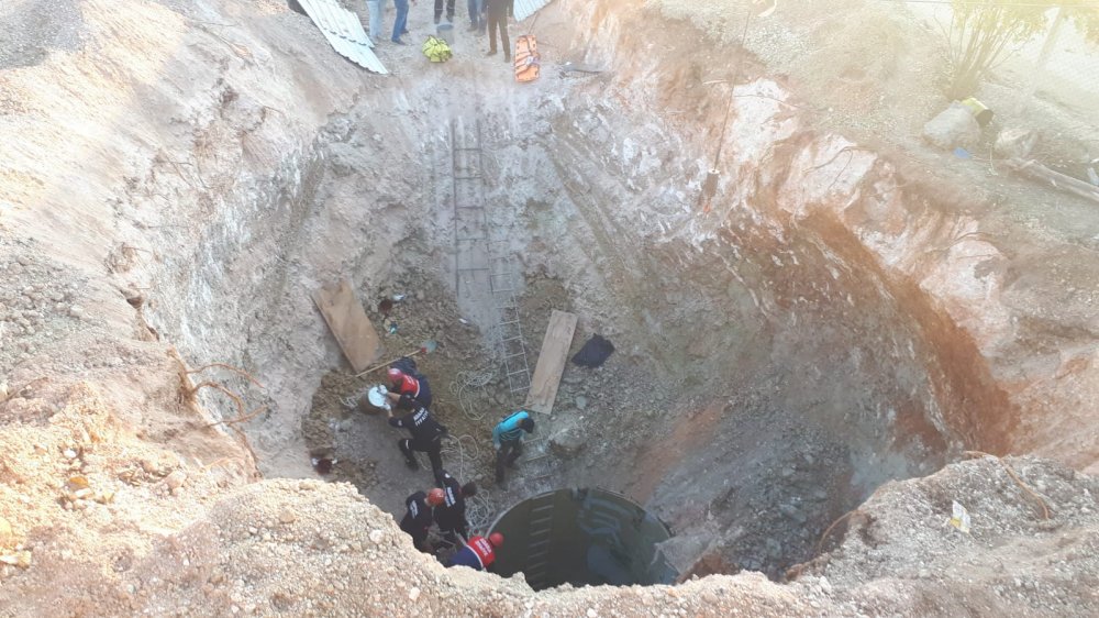 Adana'da kuyu çöktü, 2 işçi toprak altında kaldı