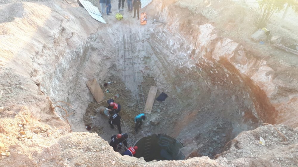 Adana'da kuyu çöktü, 2 işçi toprak altında kaldı