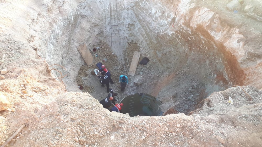 Adana'da kuyu çöktü, 2 işçi toprak altında kaldı