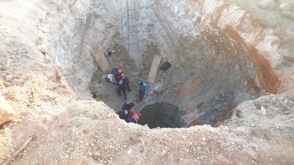 Adana'da kuyu çöktü, 2 işçi toprak altında kaldı